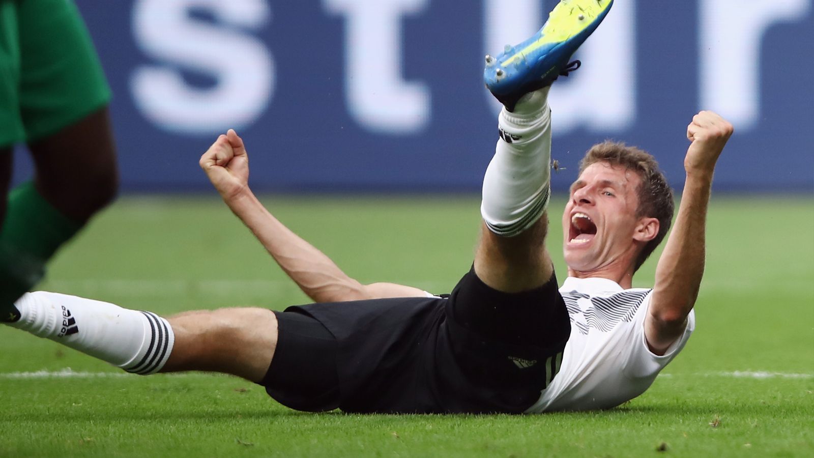 
                <strong>Rechtsaußen: Thomas Müller</strong><br>
                Wie hat schon Louis van Gaal gesagt: Müller spielt immer. Was unter Pep Guardiola und Carlo Ancelotti ins Wanken geraten ist, gilt für die Nationalmannschaft nach wie vor. In Sachen Torgefahr, Erfahrung, Kaltschnäuzigkeit führt kein Weg an Müller vorbei. Was dazu kommt: Wie Kimmich verkörpert Müller wie kaum ein anderer den absoluten Siegeswillen und eine "Nicht-Aufgeben-Mentalität", die so viele andere Nationen bei der DFB-Elf fürchten. Außerdem macht der Münchner Dinge, von denen er selbst nicht weiß, dass er sie kann - wie sollte man das verteidigen?
              