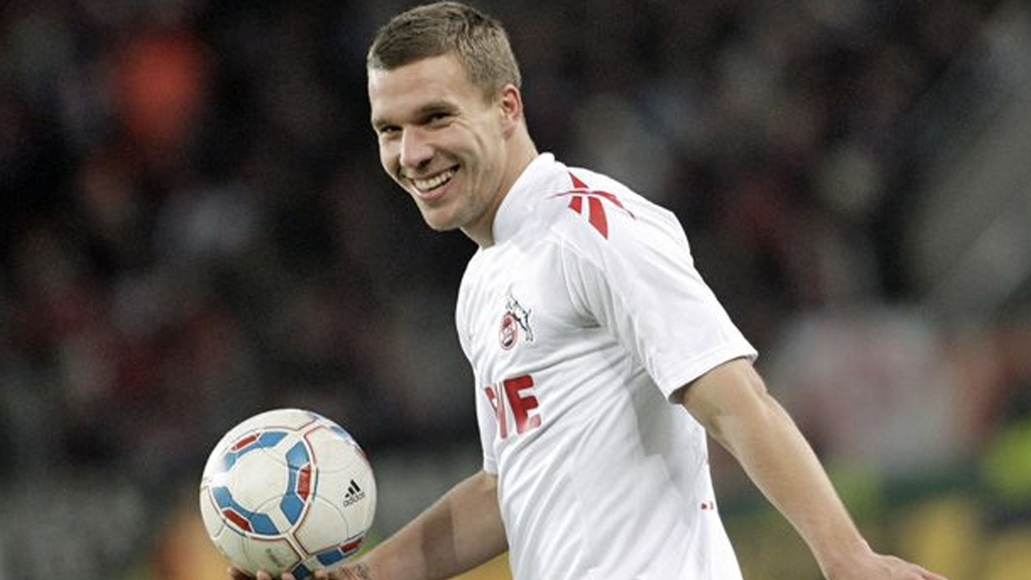 
                <strong>Lukas Podolski (1. FC Köln)</strong><br>
                Der letzte Spieler, der in der Domstadt die Nummer 10 trug, war Patrick Helmes, was für viel Wirbel sorgte, da die Nummer nach zahlreichen Verdiensten nur noch an Lukas Podolski vergeben werden sollte. Nachdem Helmes sich einen Knorpelschaden zuzog und seine Karriere vorzeitig beenden musste, wurde die 10 letztlich doch in Poldis Namen eingefroren. Sollte der Weltmeister aber vielleicht noch einmal als Aktiver nach Köln zurückkehren, wäre es wohl nur logisch, dass er seine Nummer 10 wieder reaktiviert. Derzeit spielt er aber noch in der Türkei bei Antalyaspor. Für den 1. FC Köln erzielte Podolski 86 Pflichtspiel-Treffer in 181 Einsätzen.
              