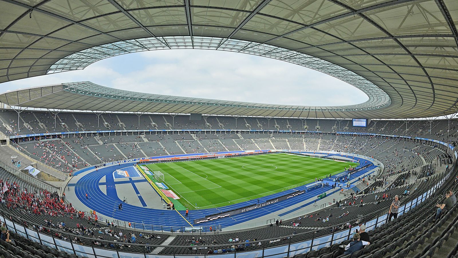 
                <strong>Platz 3: Hertha BSC - Olympiastadion Berlin</strong><br>
                Kapazität: 74.649Logen: 59Sitzplätze: 74.649Stehplätze: -
              