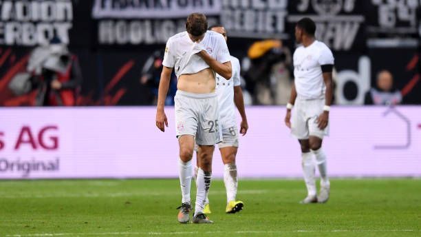 <strong>500. Pflichtspiel für den FC Bayern (02.11.2019)</strong><br>Nach knapp zehn Jahren im Trikot des FC Bayern erreicht Müller das 500. Pflichtspiel für die Münchner. Eine Marke, die neben Müller lediglich zehn weitere Profis des FC Bayern knackten. Sportlich entwickelte sich das Jubiläum zur Horror-Show für den deutschen Rekordmeister, der in Frankfurt mit 1:5 unter die Räder kam.