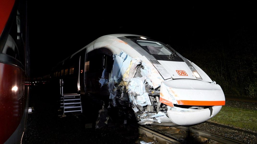 Ein mit etwa 550 Menschen besetzter ICE hat eine Regionalbahn gerammt.