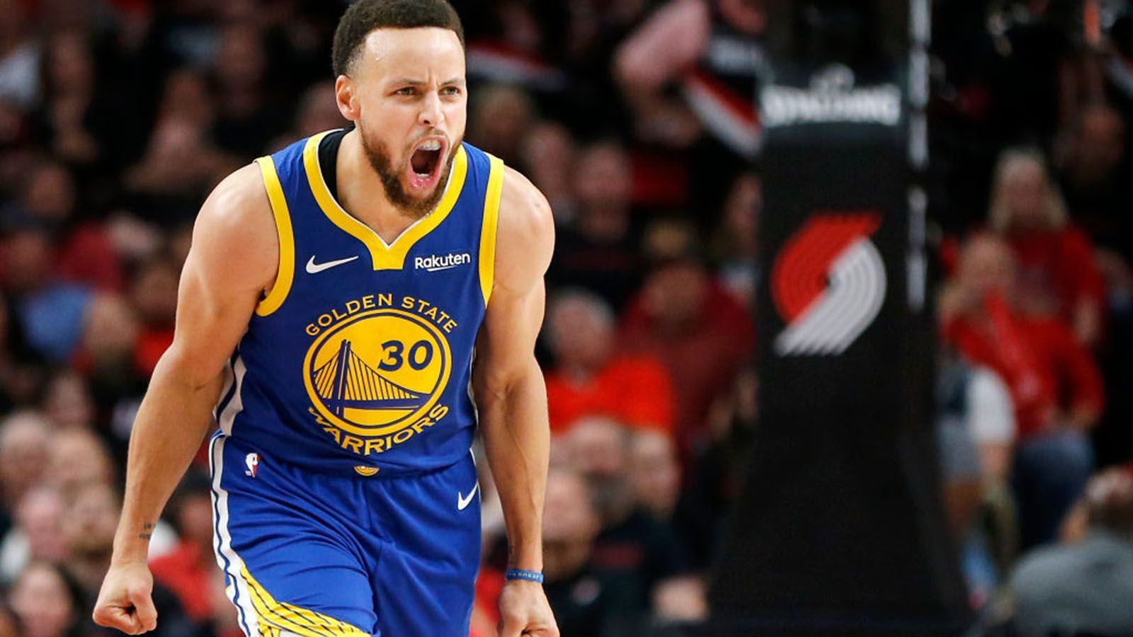 
                <strong>53 Punkte! Curry schreibt NBA-Geschichte</strong><br>
                Gala von NBA-Superstar Stephen Curry! Der Dreier-Scharfschütze erzielte gegen die Denver Nuggets 53 Punkte und schob sich damit auf Platz eins in der ewigen Scorerliste der Golden State Warriors. Damit zementierte Curry seinen NBA-Legendenstatus ein weiteres Mal und reiht sich in eine eindrucksvolle Liste ein.
              
