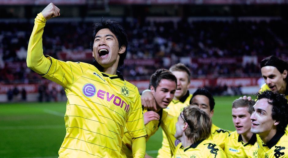 
                <strong>2010 - Shinji Kagawa zu Borussia Dortmund (350.000)</strong><br>
                Nie zuvor hat ein No-Name aus Japan in der Bundesliga so eingeschlagen wie Shinji Kagawa beim BVB. Für eine Ausbildungsentschädigung von 350.000 Euro von Cerezo Osaka gekommen, entwickelte er sich schnell zur Entdeckung der Saison. Mit zwei Meistertiteln und einem Pokalsieg im Gepäck zog er 2012 für 16 Millionen zu ManUnited weiter - das mehr als 45-Fache seiner ursprünglichen Ablöse.
              