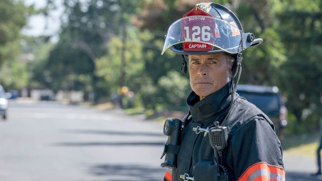 In "9-1-1: Lone Star" dreht sich alles um den Feuerwehrmann Owen Strand (Rob Lowe" und sein Team in Austin, Texas.