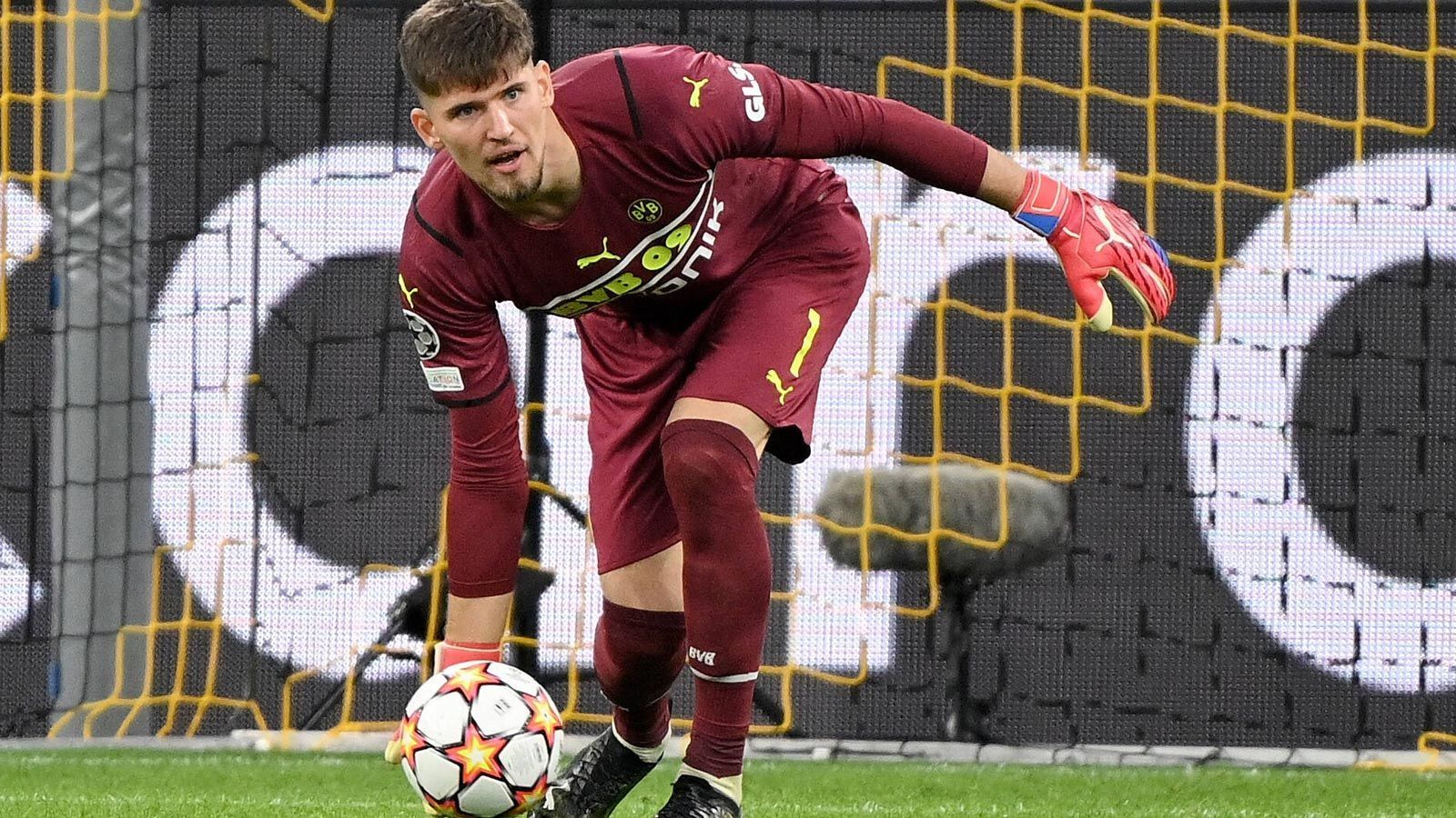 
                <strong>Gregor Kobel</strong><br>
                Kobel traf bei beiden Gegentoren keine Schuld, kurz nach der Pause verhinderte er das 0:3. Hielt dann zunächst den Elfmeter vor dem 0:3, konnte aber den Nachschuss nicht verhindern. ran-Note: 3
              