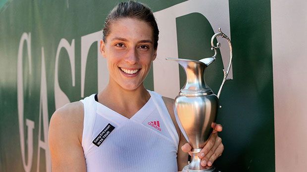 
                <strong>Der erste Turniersieg</strong><br>
                Doch nur ein Jahr später kommt die Darmstädterin stark zurück. Beim WTA-Turnier in Bad Gastein (Österreich) schaltet Petkovic unter anderem ihre Fed-Cup-Kollegin Anna-Lena Grönefeld aus und sichert sich den ersten Turniersieg ihrer Karriere.
              