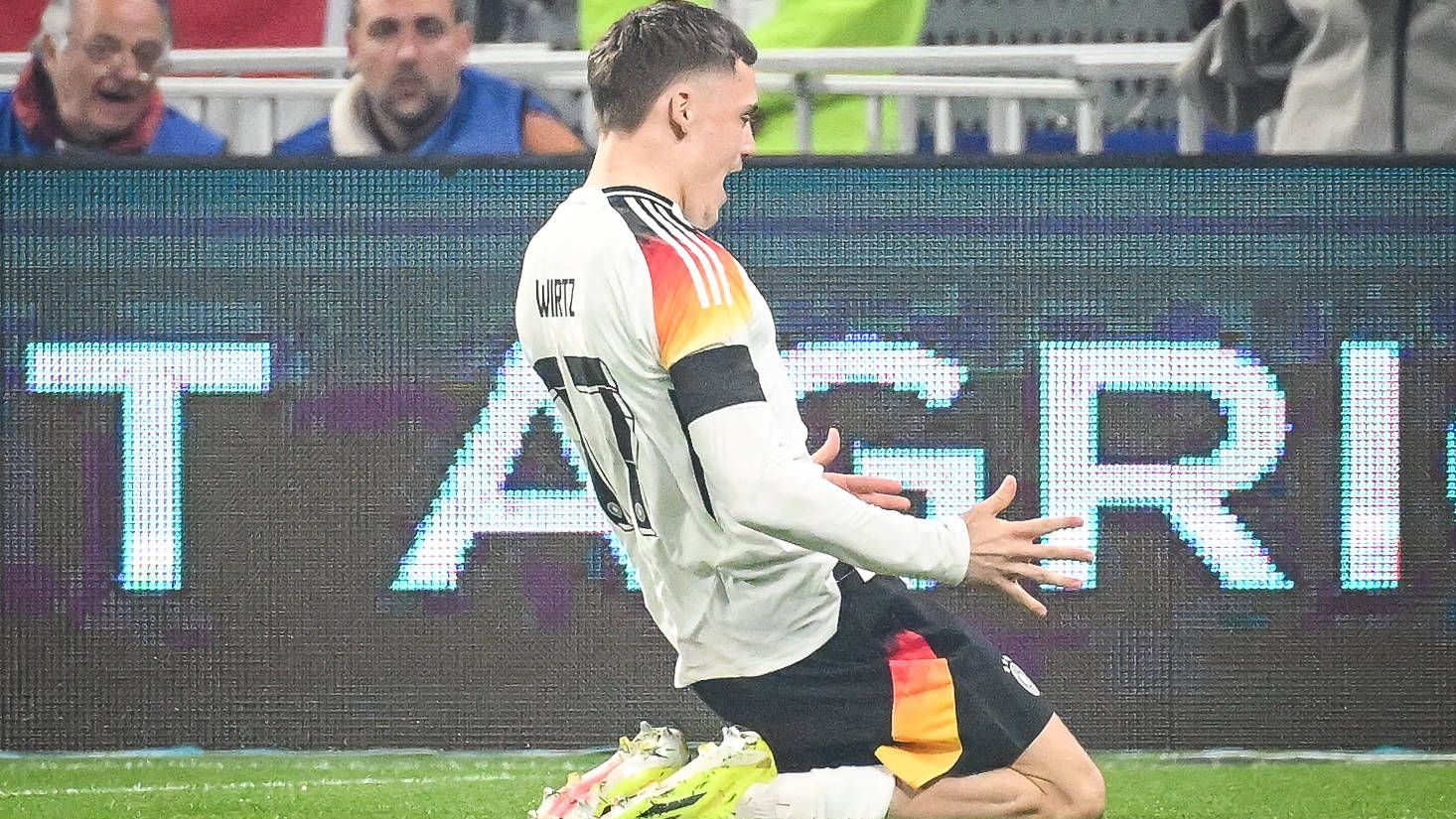 <strong>Florian Wirtz</strong><br>Überragendes Spiel des Leverkuseners, der sich in der Offensive völlig frei bewegen darf – und dies auch tut. Nach acht Sekunden nagelt er den Ball zum schnellsten Tor der DFB-Geschichte ins Netz. Vor dem 2:0 zerschneidet sein Traumpass auf Musiala die französische Defensive. Konserviert seine Topform aus dem Verein. Stets anspielbar und voller Spielfreude. <em><strong>ran</strong></em>-Note: 1