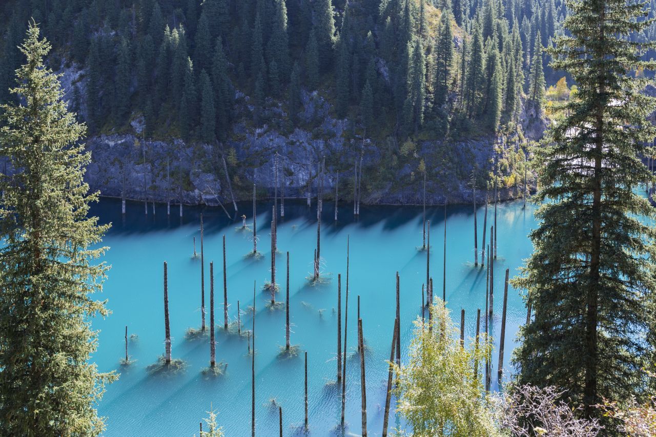 Schon mal einen Unterwasser-Wald gesehen? Den kann man im Tian-Shan-Gebirge besichtigen, wo die Stämme versunkener Fichten aus dem Kaindy-See ragen. Der Bergsee in rund 1.800 Metern Höhe entstand 1911, als ein Erdrutsch die Schlucht zu Kaindy wie ein Damm absperrte - und sich dadurch Regenwasser im Becken ansammeln konnte. "Red Bull""nutzte die spektakuläre Kulisse, um waghalsige Wakeboard-Manöver zu filmen. Zum Tauchen benöt