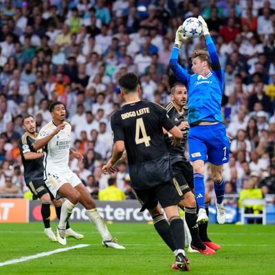 Union Berlins Torwart Frederik Ronnow fängt den Ball im Champions-League-Match gegen Real Madrid.