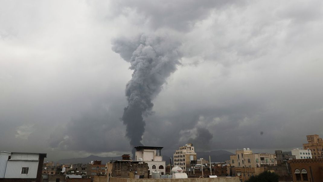 Rauchschwaden über Sanaa: Israels Luftwaffe greift mutmaßliche Huthi-Ziele im Jemen an.