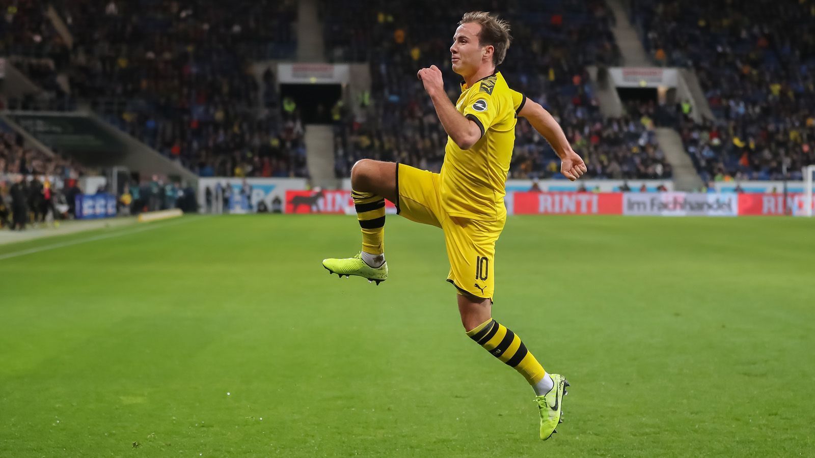 
                <strong>Mario Götze (vereinslos)</strong><br>
                Als Free Agent könnte Mario Götze zwar auch noch nach dem 5. Oktober bei einem neuen Arbeitgeber anheuern. Doch der Weltmeister von 2014 betonte jüngst, dass er möglichst schnell wieder Fußball spielen will. Nachdem er seinen Vertrag bei Borussia Dortmund nicht verlängert hat, soll nun Hertha BSC die besten Karten haben. Trainer Bruno Labbadia outete sich zuletzt als großer Götze-Fan. Der 28-Jährige selbst ist offenbar sogar bereit, deutliche Gehaltseinbußen zu akzeptieren. Dann dürfte einer Unterschrift eigentlich nichts mehr im Wege stehen. 
              