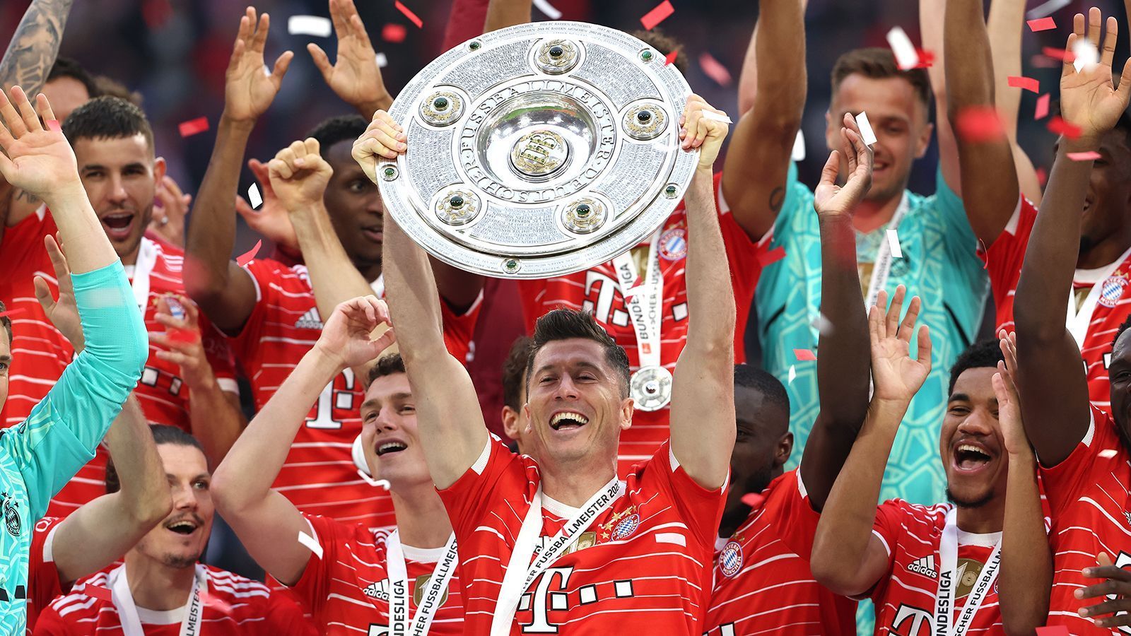 
                <strong>So feiert der FC Bayern München die 32. Meisterschaft</strong><br>
                Robert Lewandowski schoss bisher 34 Tore und führt die Torschützen-Liste an. 
              