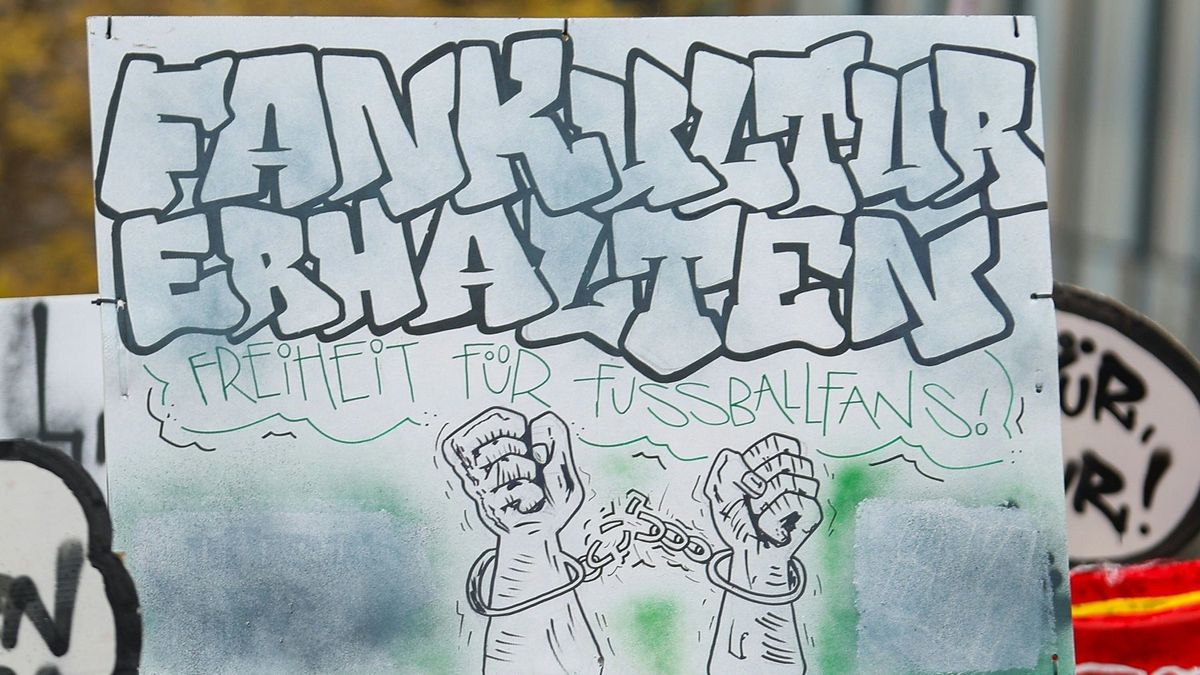 Ein Plakat auf der Fan-Demo in Leipzig