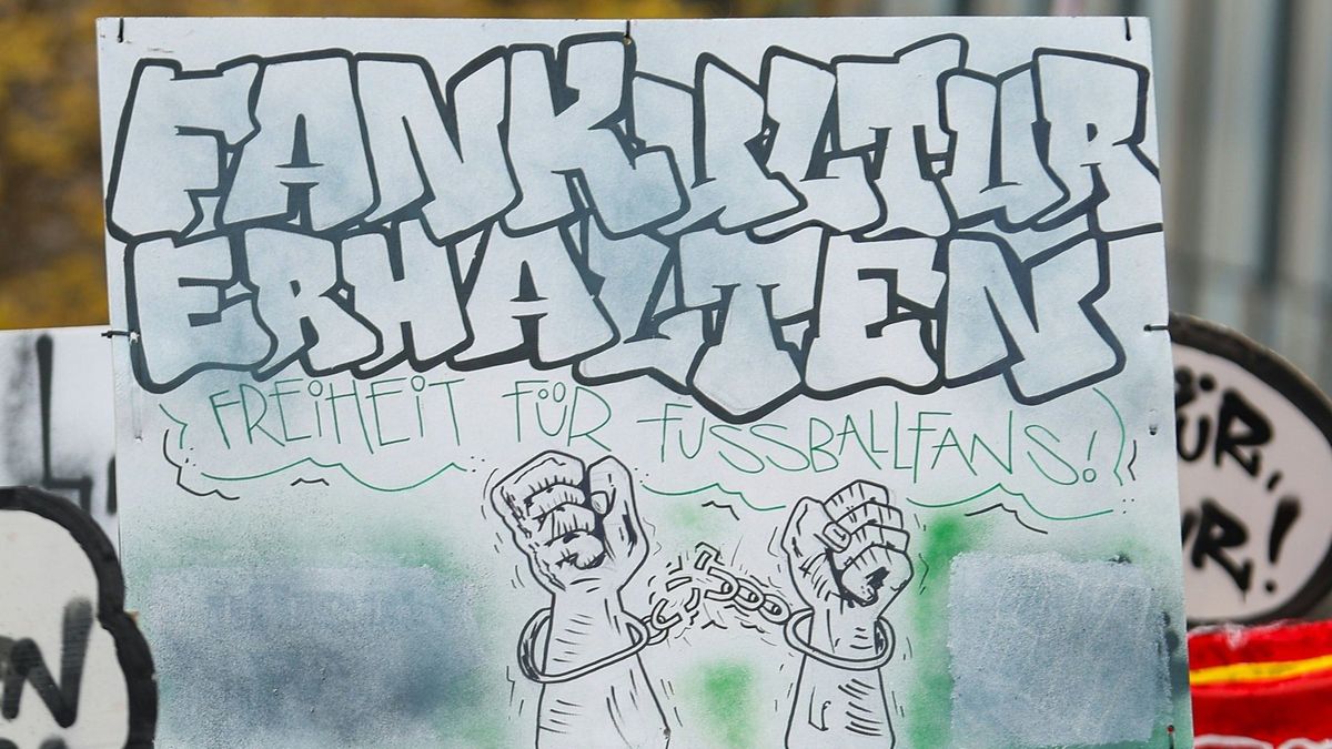 Ein Plakat auf der Fan-Demo in Leipzig