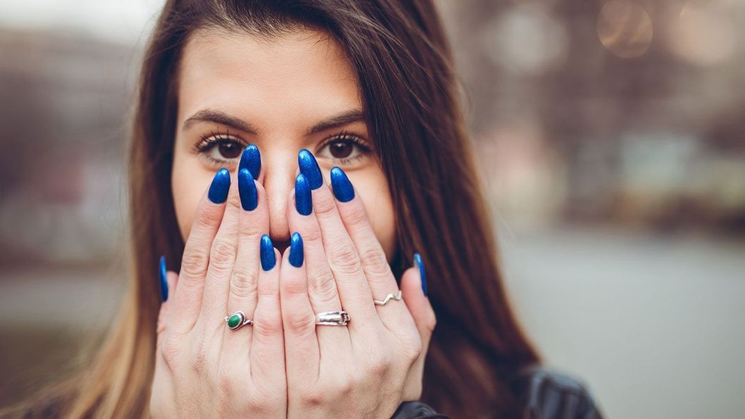 Mystisch und royal zugleich – warum ihr diesen Herbst auf dunkelblaue Nägel setzen solltet, lest ihr im Beauty-Artikel.