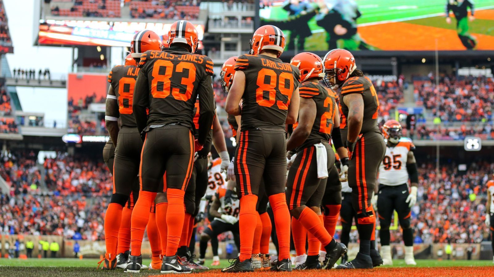 
                <strong>Cleveland Browns</strong><br>
                Die Cleveland Browns spielten in ihrem Statement auch auf den generellen gesundheitlichen Zustand der Spieler an und erklärte: "Wir haben uns sowohl körperlich als auch mental gesünder gefühlt, was wir auf die ausreichende Erholungszeit und den fehlenden zusätzlichen Verschleiß unserer Körper während der Frühjahrsmonate zurückführen."
              