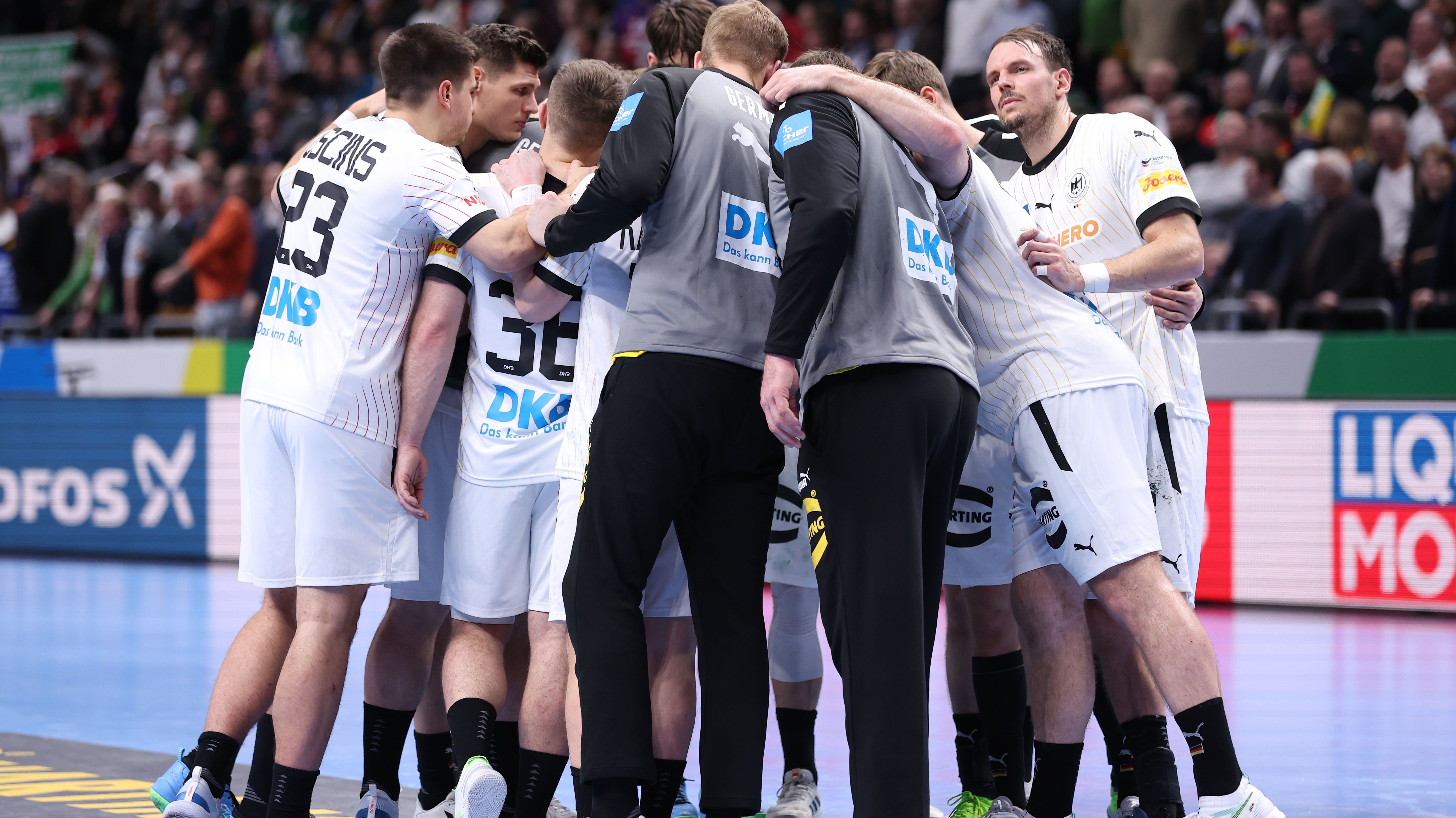 <strong>Deutschland in der Hauptrunde: Die Gegner im Check<br></strong>Das 22:22 gegen Österreich war eine bittere Enttäuschung und<a href="https://www.ran.de/sports/handball/em/news/handball-em-so-rennt-das-dhb-team-sehenden-auges-in-das-em-aus-ein-kommentar-oesterreich-hauptrunde-knorr-347126"> offenbarte einmal mehr massive Schwächen im deutschen Angriffsspiel.</a> Nun müssen beide verbleibenden Spiele gegen Ungarn (22.1.) und Kroatien (24.1.) unbedingt gewonnen werden, um das EM-Halbfinale noch zu erreichen.&nbsp;<strong style="font-style: italic;">ran</strong>&nbsp;blickt auf die bisherigen Spiele zurück und macht den großen Gegner-Check.