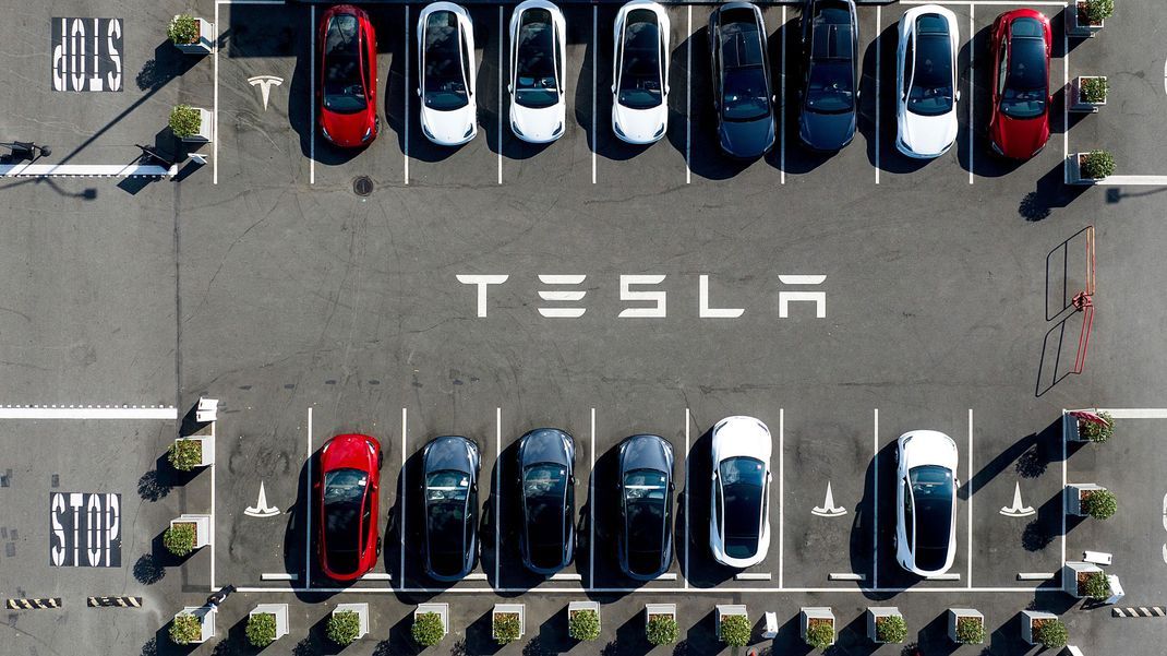 Fast 55.000 Fahrzeuge des US-Elektroautoherstellers Tesla werden wegen eines Fehlers zurückgerufen.
