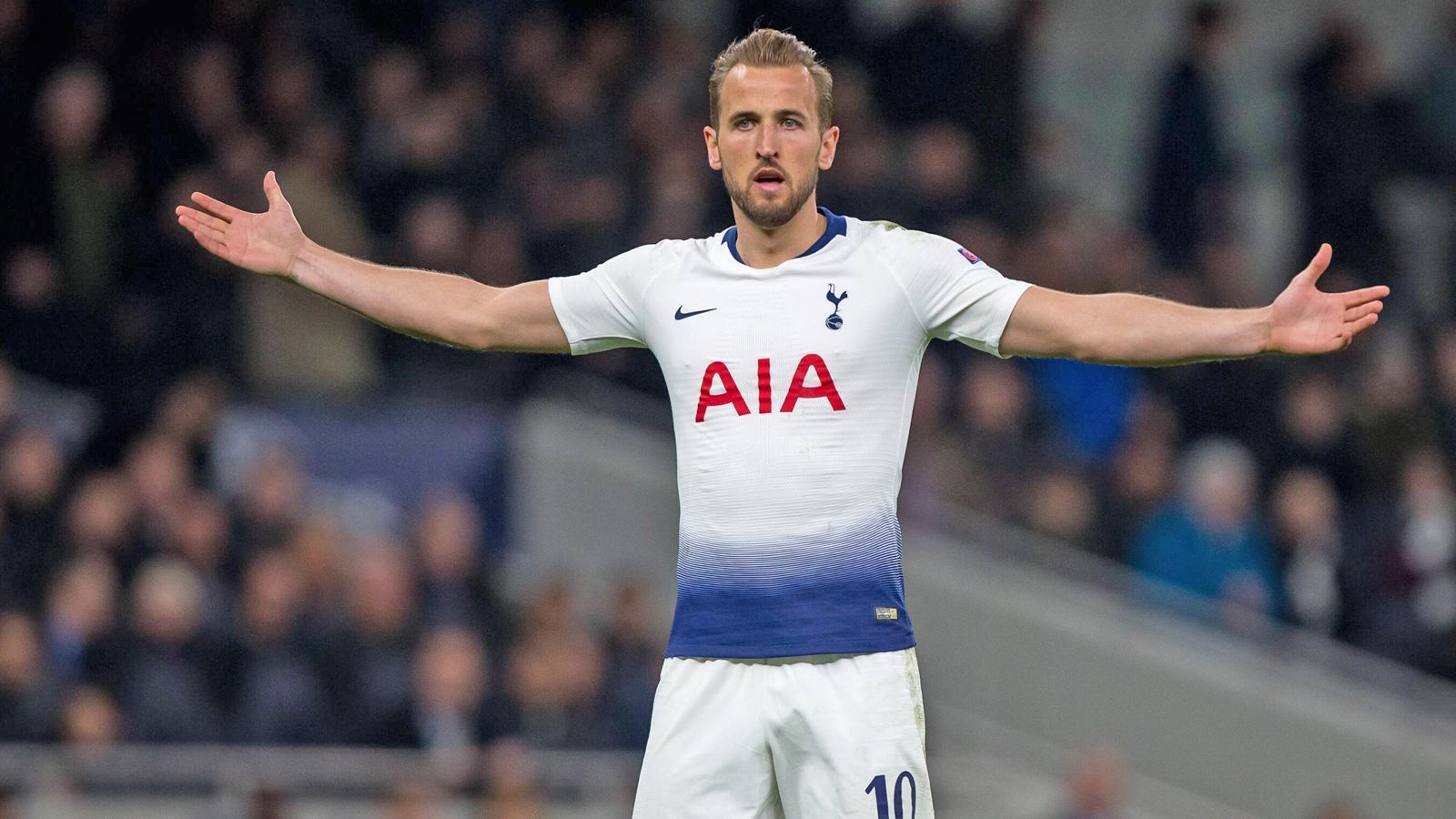 
                <strong>Harry Kane (Tottenham Hotspur)</strong><br>
                Auch bei Liga-Konkurrent Tottenham sind die dicksten Verträge in der Offensive angesiedelt. Top-Verdiener der Truppe ist Torjäger Harry Kane. Der englische Nationalspieler unterschrieb erst vergangenes Jahr einen neuen Vertrag bis 2024, der sein Gehalt gleich mal verdoppelt haben soll. Laut "spox.com" kassiert er bei den Spurs mittlerweile wöchentlich ungefähr 230.000 Euro.
              