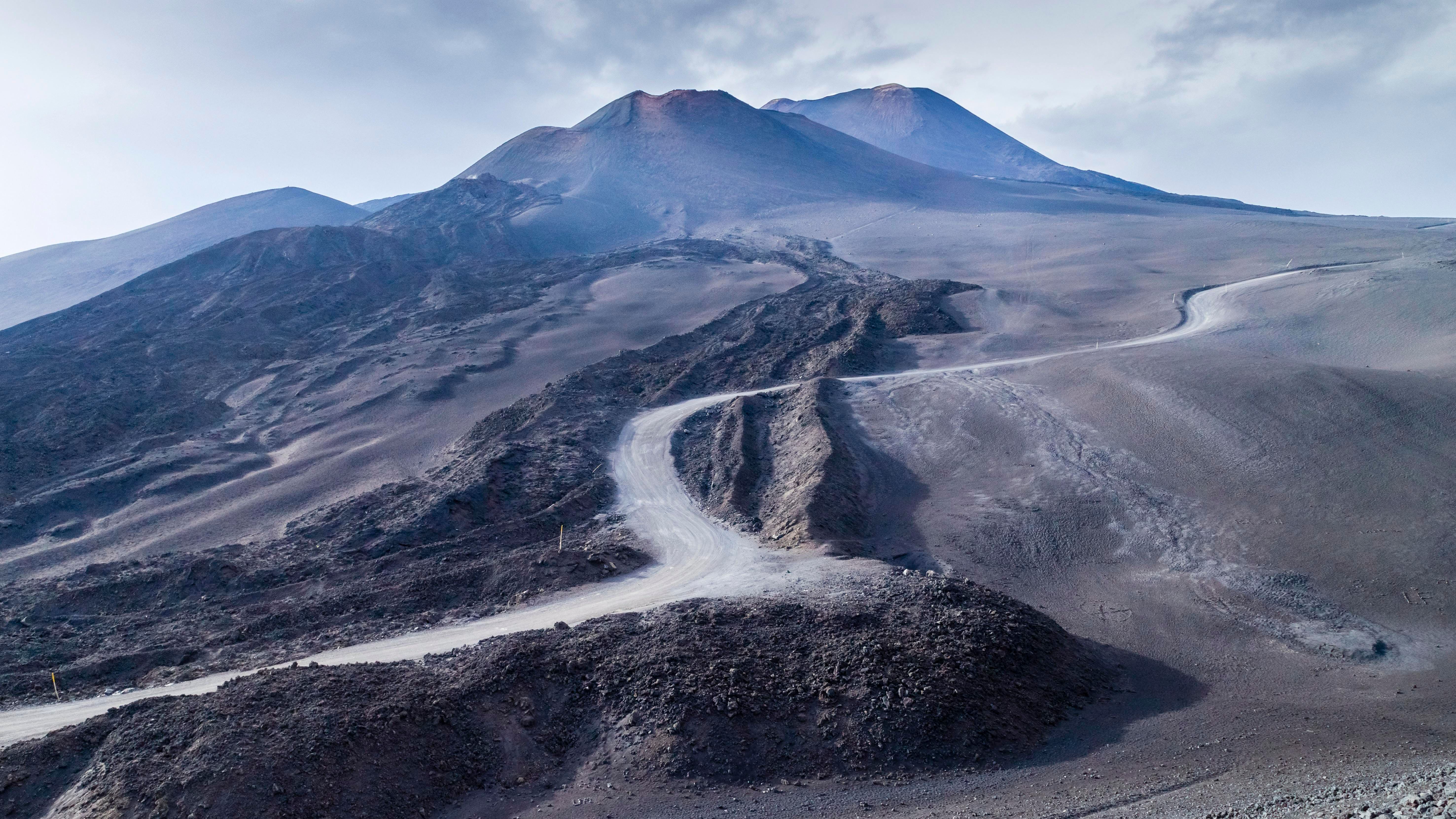 Der 3.352 Meter hohe Ätna liegt auf Sizilien. Der Vulkan ist aktiv und wird ständig von Forschenden überwacht.