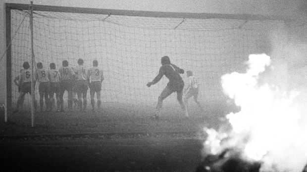 
                <strong>Nebel in der Bundesliga</strong><br>
                Immer wieder sorgte auch starker Nebel für vorzeitige Abbrüche. Das Spiel HSV gegen den BVB wurde am 7. Dezember 1963 nach 61 Minuten beim Stand von 1:2 abgebrochen. Die Neuauflage gewannen die Hamburger mit 2:1. Am 2. Dezember 1967 musste die Partie VfB Stuttgart gegen Borussia Neunkirchen beim Stand von 0:0 abgebrochen werden. Die Wiederholung gewann der VfB 2:1. Und am 31. Oktober 1972 ist beim Spiel zwischen Eintracht Braunschweig und Eintracht Frankfurt nach 45 Minuten beim Stand von 3:0 Schluss. Die Neuauflage gewinnt Braunschweig 2:1.
              