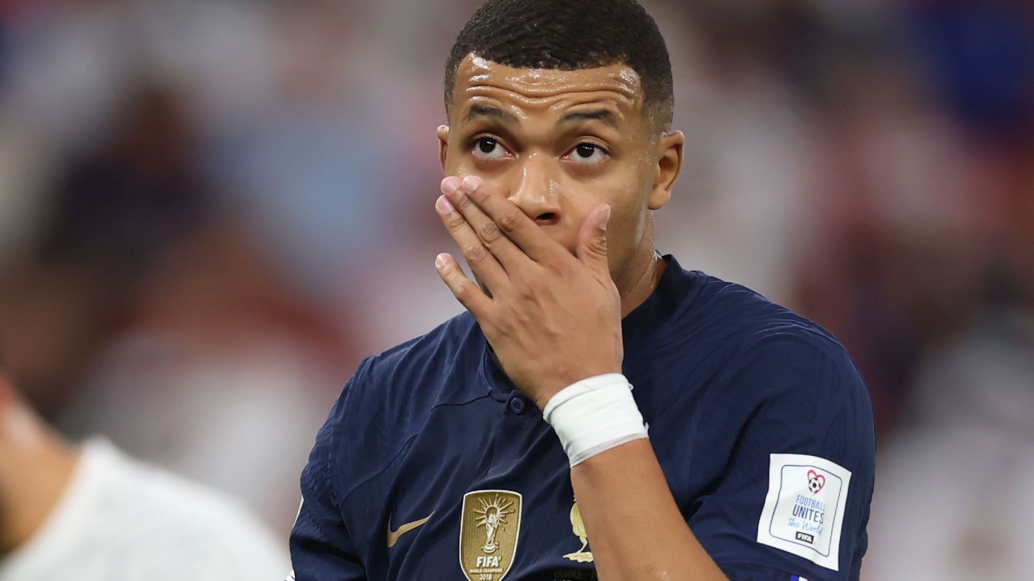 
                <strong>Kylian Mbappe (Frankreich)</strong><br>
                Zwei Tage nach dem gewonnenen Achtelfinale gegen Polen fehlte Frankreichs Stürmerstar Kylian Mbappe beim Training. Vor allem in den englischen Zeitungen sorgte diese Nachricht für Aufsehen. Schließlich sind die Three Lions am Samstag Gegner der Franzosen im Viertelfinale. Haben sich die Knöchelbeschwerden, die ihn zu Beginn der WM etwas beeinträchtigt hatten, etwa wieder bemerkbar gemacht? Vom französischen Team kam Entwarnung. Mbappe habe lediglich ein klassisches Regenerationstraining im Fitnessstudio absolviert, heißt es bei "L'Equipe".
              