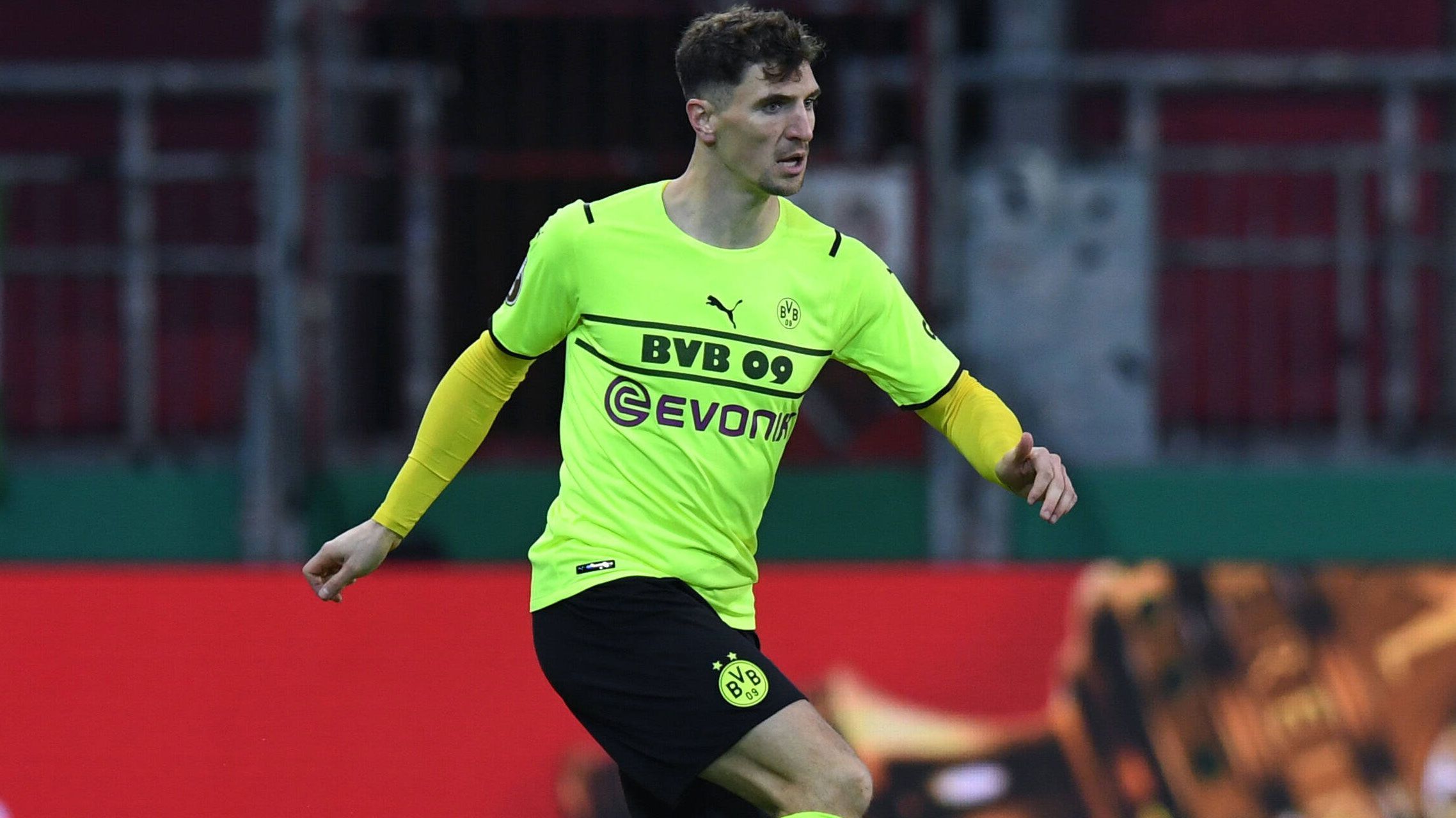 
                <strong>Thomas Meunier</strong><br>
                Schaltet sich gegen Ende der Halbzeit, als Dortmund immer stärker wird, mehr ins Offensivspiel ein. Unmittelbar vor dem Pausenpfiff auch mal in den Strafraum der Glasgower durchgelaufen. Verpasst die Flanke von Malen aber knapp (45. +2). Nach unglücklichem Zusammenprall Mitte der ersten Halbzeit ist für ihn zur Pause Schluss.ran-Note: 4
              