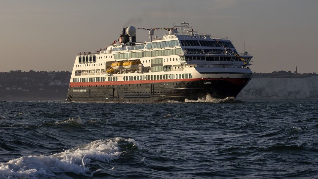 Die MS Maud verlässt den Hafen von Dover.