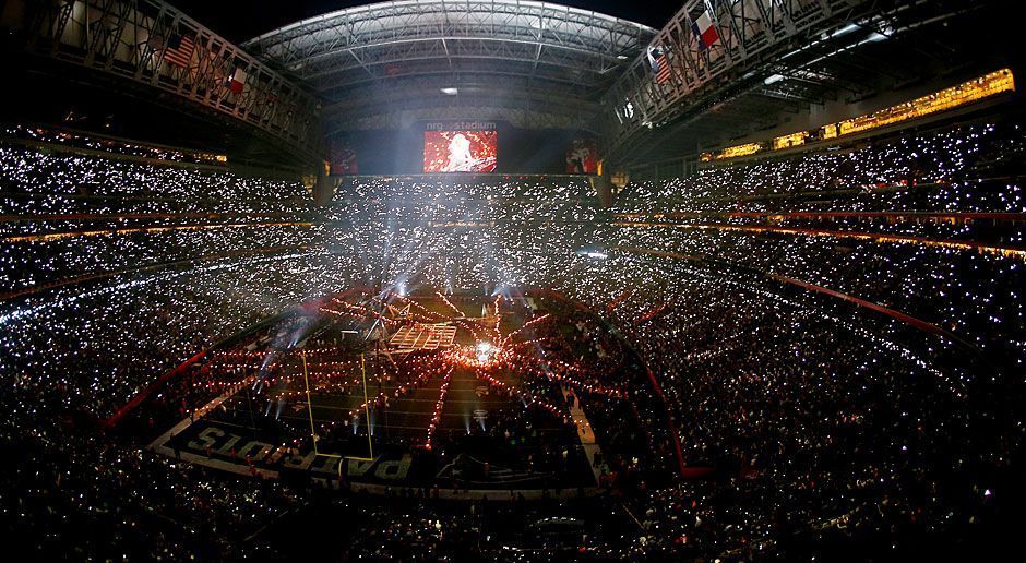 
                <strong>Super Bowl 2017: Die Halftime-Show von Lady Gaga</strong><br>
                Ein Blick ins NRG Stadium während der Halbzeit-Show.
              