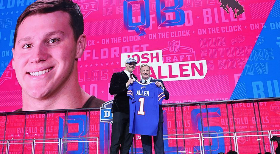 
                <strong>Platz 29: Buffalo Bills</strong><br>
                Vom Playoff-Team auf Rang 29? Ja, das geht, weil Buffallo mit Blick auf die Zukunft seinen Quarterback und aus verschiedensten Gründen drei Starting-O-Liner aus der Vorsaison verloren hat. Fürchterliche Voraussetzungen für die als Starter unerfahrenen AJ McCarron und Josh Allen! So wird auch die nochmals verstärkte Defense um Erstrundenpick und Linebacker Tremaine Edmunds der Bills Mafia keine Spiele gewinnen können. Von den Playoffs scheinen die Bills in dieser Saison weit entfernt. Es sei denn, Head Coach Sean McDermott belehrt uns einmal mehr eines Besseren.
              
