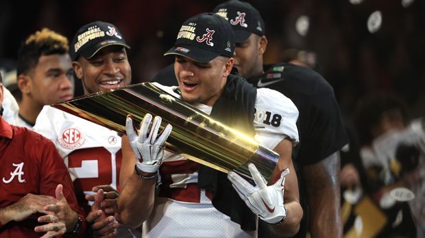 
                <strong>Minkah Fitzpatrick (Safety)</strong><br>
                Wie sich ein Pokal in den Händen anfühlt, weiß Minkah Fitzpatrick spätestens seit dem College-Finale. In der NFL soll er als am höchsten gehandelter Safety helfen, dass dies erneut gelingt. 38 Tackles, eine Interception, ein Forced Fumble und anderthalb Sacks lesen sich nicht herausragend, doch Fitzpatrick macht Dinge, die in der Statistik nicht zwingend auffallen. Der 21-Jährige ist ein sicherer First Rounder – zumal er am College nicht nur als Safety, sondern auch als Cornerback überzeugend spielte.
              