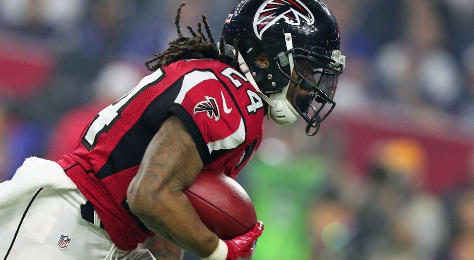 
                <strong>Devonta Freeman (Atlanta Falcons)</strong><br>
                Devonta Freeman, Running Back (Atlanta Falcons): Und der nächste Running Back. Wie Rawls und Johnson war Freeman auch eher als Backup von Tevin Coleman angedacht, doch nach einer Verletzung des Rookies sprang er in die Bresche - und wie. Freeman erzielt bis zur Halbzeit so viele Yards (Rushing und Receiving) wie kein anderer Spieler der Liga. Gegen Indianapolis zieht er sich eine Gehirnerschütterung zu und fällt aus. Seither geht es auch mit den Falcons bergab.
              