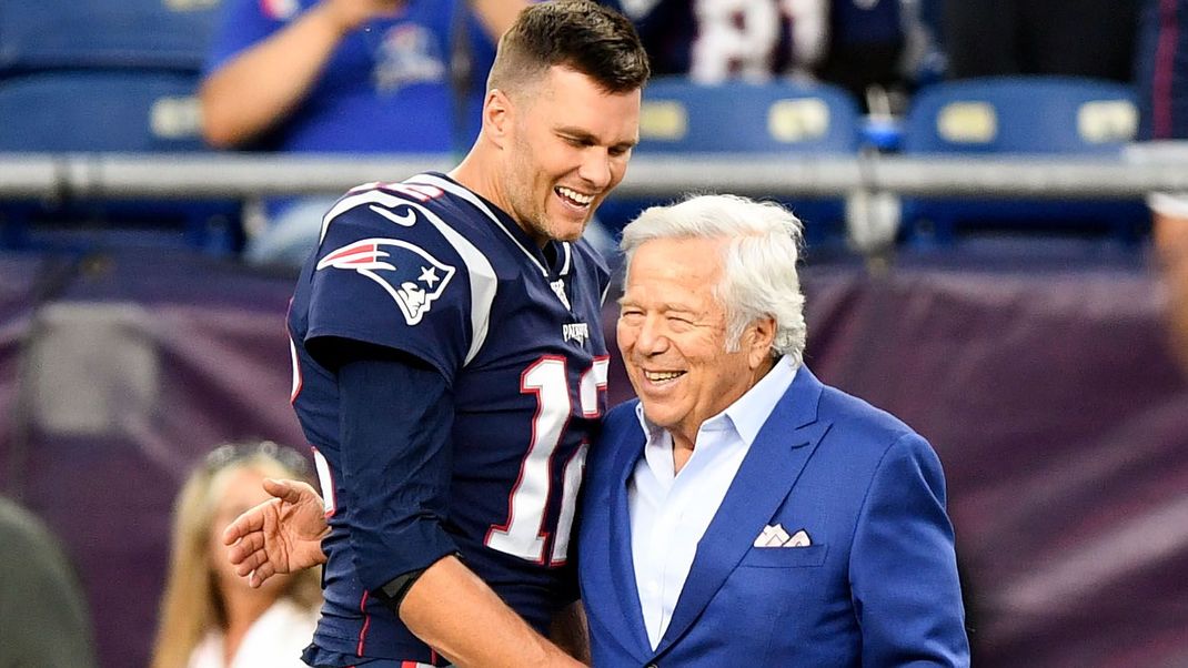 Tom Brady und Robert Kraft bei einem Spiel 2019.