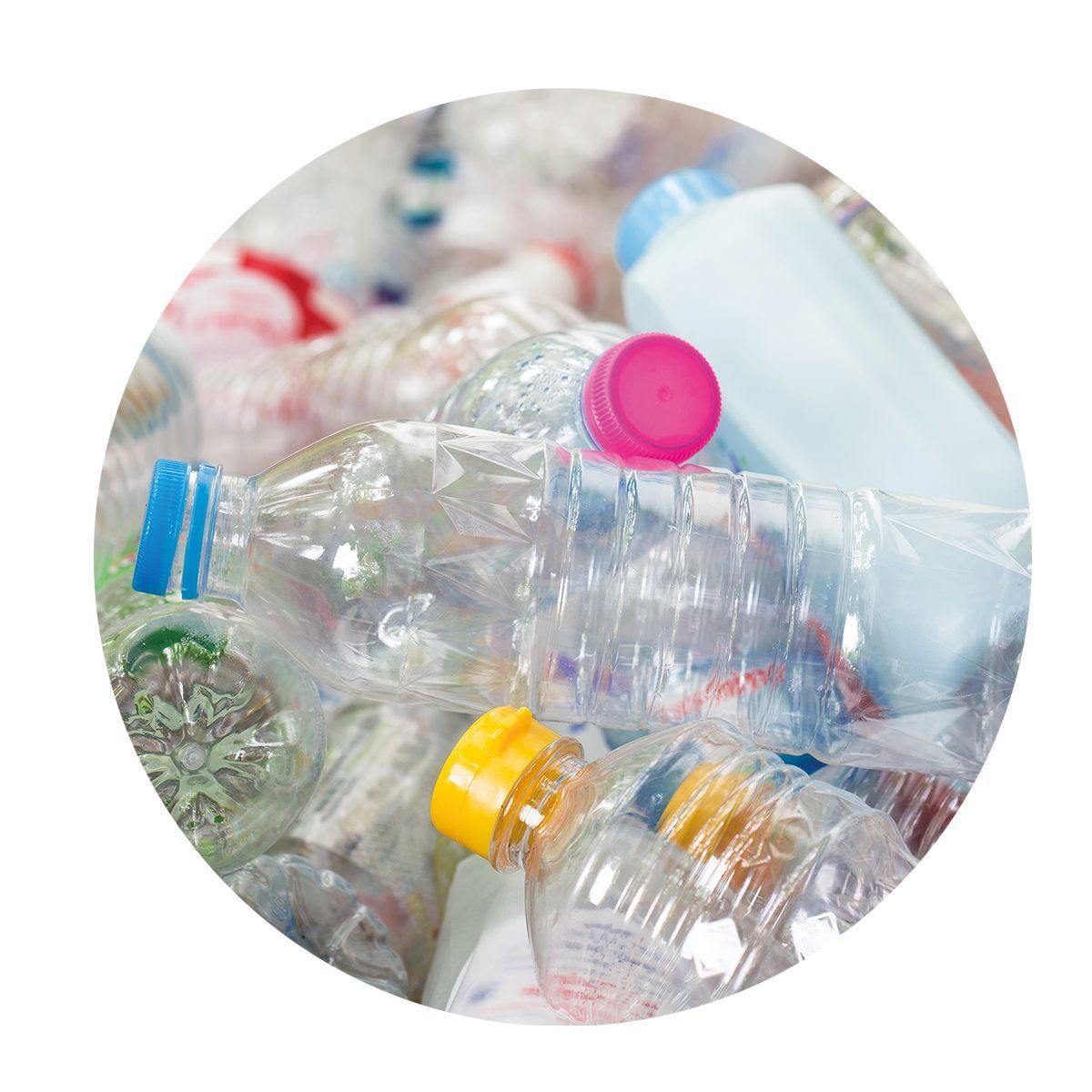 Plastik-Flaschen bestehen aus Polyethylenterephthalat (PET) und damit zu fast 100 Prozent aus Erdöl. Alternative: Wiederverwendbare Trinkflaschen, beispielsweise aus Glas. 