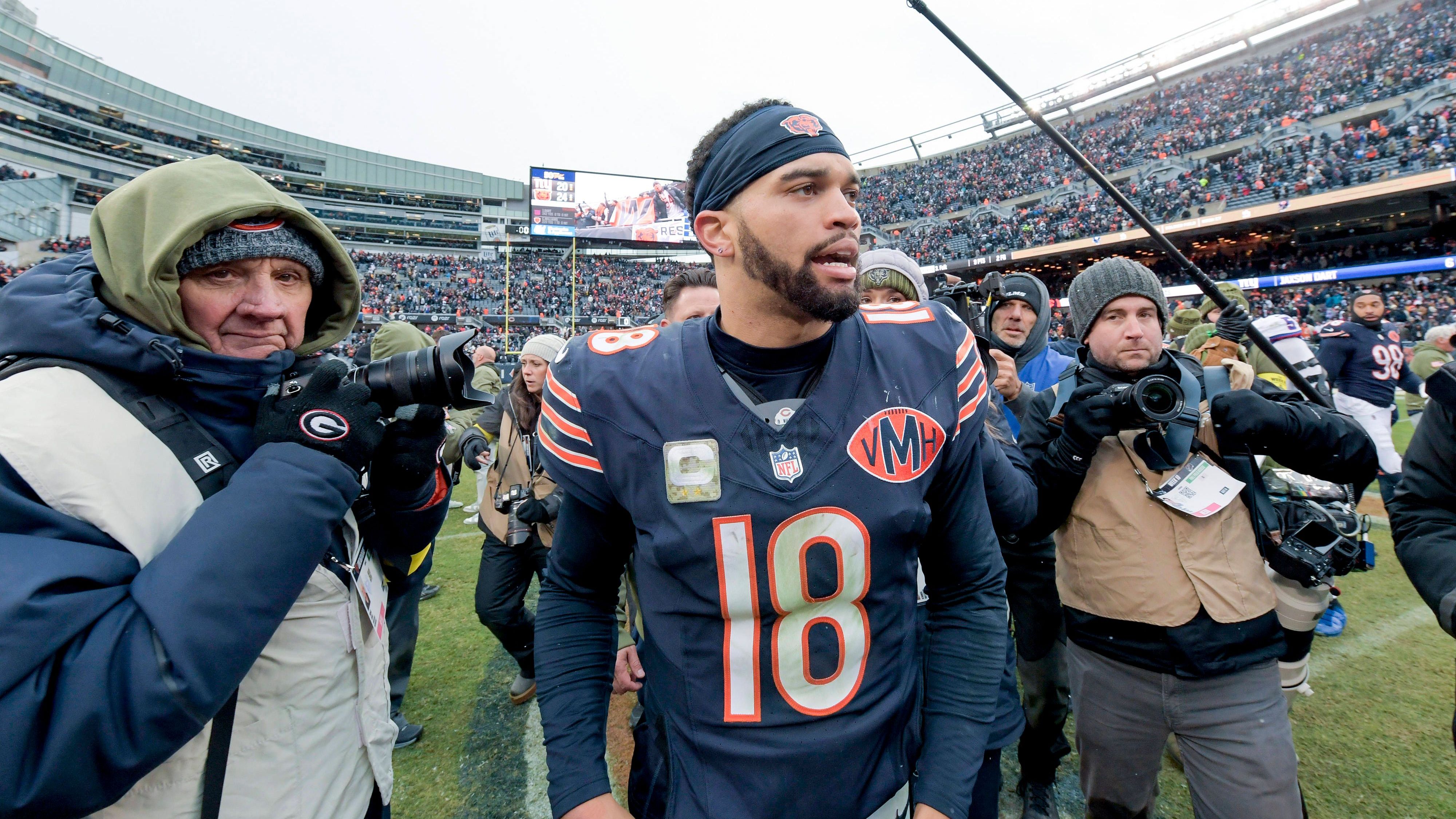 <strong>Platz 16: Caleb Williams (Chicago Bears)<br></strong>Die Konstanz bleibt das Problem von Caleb Williams, aber gegen die New York Giants blieb er erneut ohne Pick. Stattdessen lieferte er einen Score durch die Luft und einen über den Boden. Der First Overall Pick des Jahres 2024 zeigt aktuell Leistungen, auf die sich aufbauen lässt.