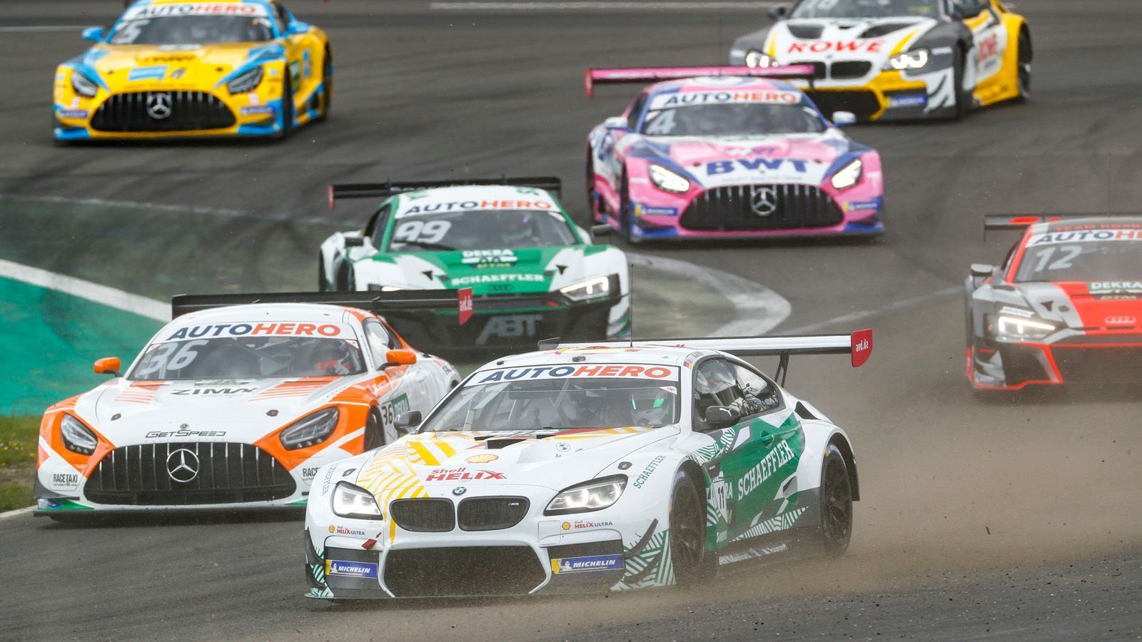 
                <strong>Autos</strong><br>
                Grundsätzlich ist ein DTM-Auto komplett auf Performance ausgerichtet, ein reinrassiges Rennauto eben. Was nicht bedeutet, dass mit einem GT3-Auto kein gutes Racing möglich ist - im Gegenteil. Sie sind zwar gut 300 Kilogramm schwerer (1.300 zu 1.000 Kilogramm) und auch etwas langsamer (550 zu 600 PS), aber am Ende geht es um die Show. Und die kann auch mit einem GT3-Auto stimmen. Ganz generell sind GT3-Autos Sportwagen, die man auch auf der Straße wiederfindet, und keine Prototypen wie die bisherigen DTM-Autos, die mit einem Serienauto nicht mehr viel gemein haben. "Die Basis für ein GT3-Auto ist ein Serienfahrzeug, das umgebaut wird zu einem Rennfahrzeug. Es hat einen sehr hohen Sicherheitsstandard und die Performance spielt auch eine große Rolle", erklärt ran racing-Experte Martin Tomczyk. Mit den GT3-Sportwagen wollen die Autobauer die Brücke von der Straße zum Rennsport schlagen, was bei den Kunden für noch mehr Identifikation sorgen soll. 
              