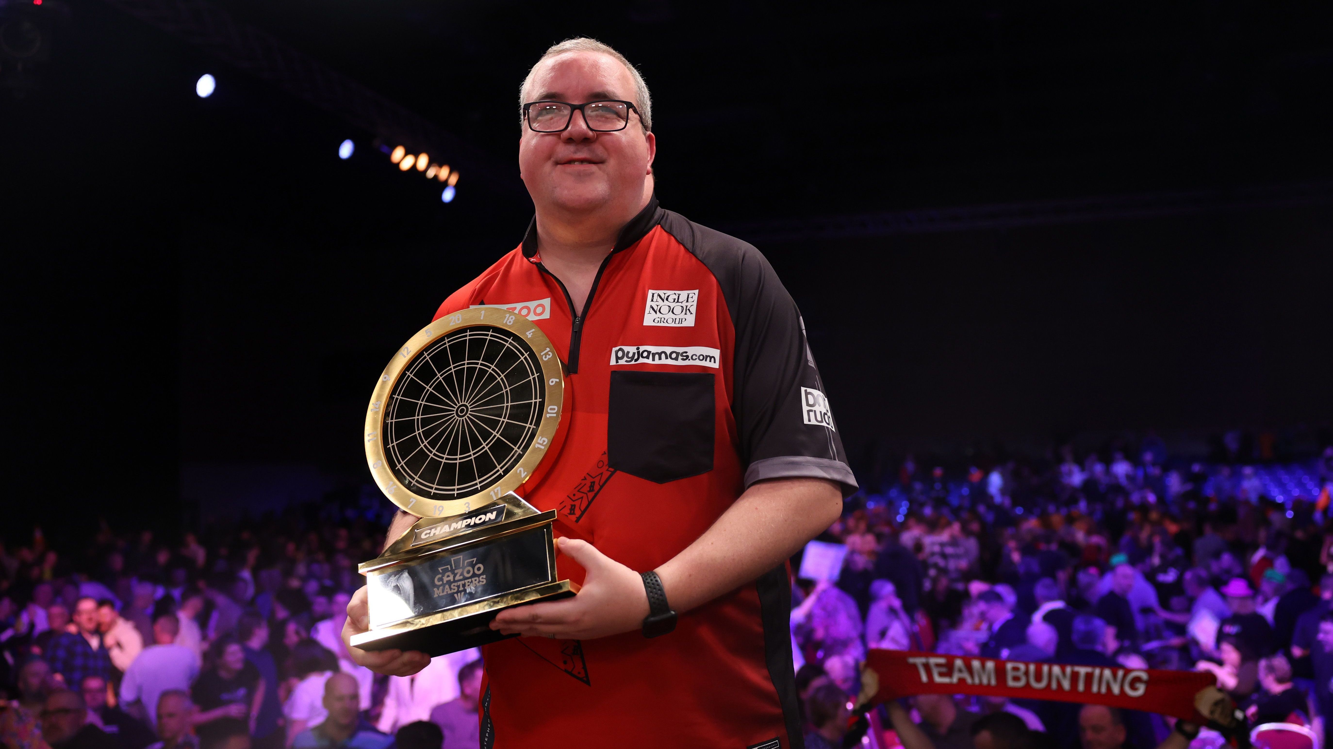 <strong>The Masters </strong><br>Das Masters ist das jüngste Major der PDC und wurde 2013 ins Leben gerufen. Publikumsliebling Stephen Bunting sicherte sich durch den Finalsieg über Michael van Gerwen seinen ersten großen Titel. Da es sich um Einladungsturnier handelt, fließt das ausgeschüttete Geld nicht in die Order of Merit ein. Das gilt auch für die Premier League, den World Cup und die World Series Finals.