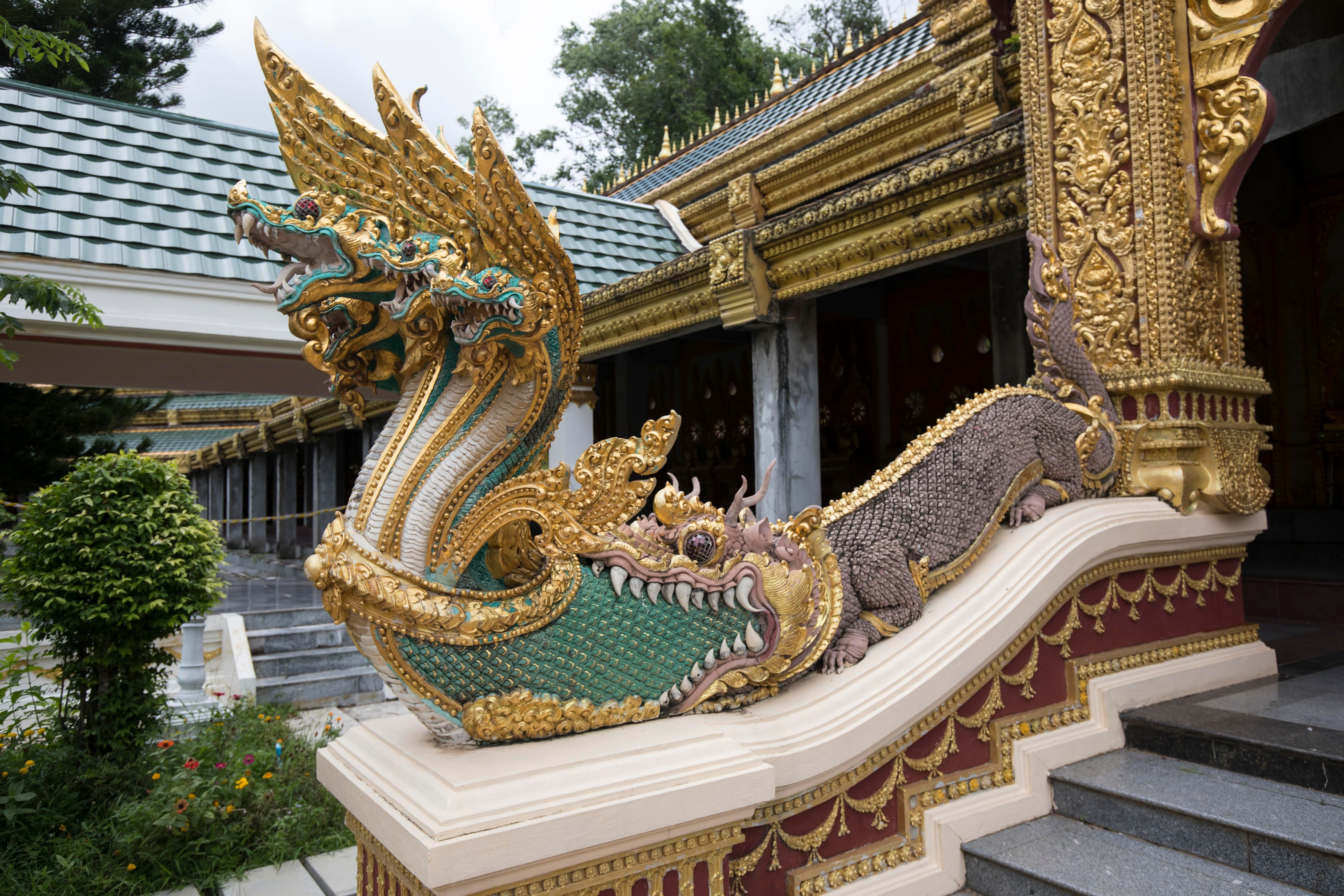 Drachenköpfe am Eingang der Tempelanlage Sri Chai Mongkol Grand Pagoda, Thailand.