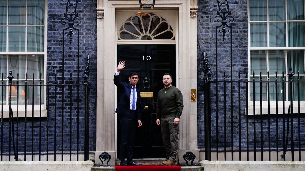 Wolodymyr Selenskyj (rechts), Präsident der Ukraine, reiste überraschend nach Großbritannien und traf Premier Rishi Sunak.