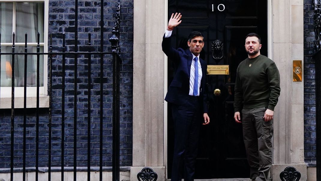 Wolodymyr Selenskyj (rechts), Präsident der Ukraine, reiste überraschend nach Großbritannien und traf Premier Rishi Sunak.