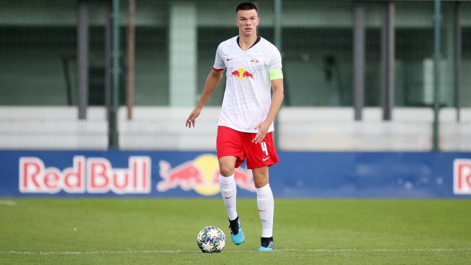 
                <strong>Frederik Jäkel (KV Oostende/ausgeliehen von RB Leipzig)</strong><br>
                Durch die verletzungsbedingte Absage von Lars Lukas Mai (SV Werder Bremen) musste Di Salvo sein erstes U21-Aufgebot noch einmal überarbeiten. Um den Ausfall des Innenverteidigers zu kompensieren, nominierte der Trainer den aktuellen Belgien-Legionär Frederik Jäkel. Der 1,94-Meter-Hüne ist aktuell von seinem Stammklub RB Leipzig an den belgischen Erstligisten Oostende verliehen. Dort konnte sich der 20-Jährige unter dem deutschen Trainer Alexander Blessin, der Jäkel zuvor schon im Leipzig-Nachwuchs trainiert und gefördert hatte, einen Stammplatz erkämpfen. 
              