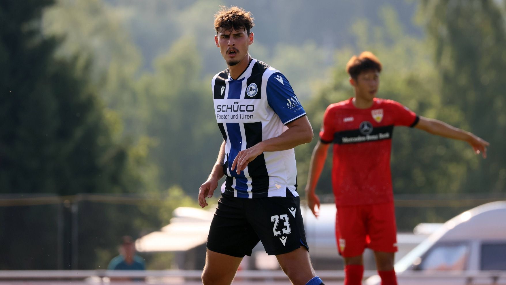 
                <strong>Janni Serra (Arminia Bielefeld)</strong><br>
                Mit viel Vorschusslorbeeren wechselte Mittelstürmer Janni Serra nach dem verpassten Aufstieg mit Holstein Kiel zu Arminia Bielefeld in die erste Liga. Hier soll er neuen Schwung in die Offensive bringen, die in der vergangenen Saison die zweitwenigsten Tore in der Liga erzielen konnte. Der 1,93-Meter große Stürmer strahlt im Strafraum eine enorme Präsenz aus und soll zusammen mit Arminia-Legende Fabian Klos auf Torejagd gehen. Aufgrund des Stürmer-Mangels in Deutschland könnte sich der 23-Jährige schnell zu einer der vielen Attraktionen in der Bundesliga entwickeln. 
              