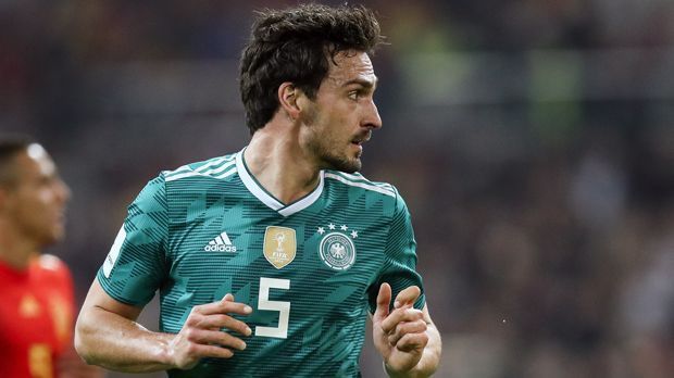 
                <strong>Mats Hummels (FC Bayern München)</strong><br>
                In der Innenverteidigung ist ein Bayer-Block am Start! Weltmeister Mats Hummels wird nicht nur wie selbstverständlich im DFB-Kader dabei sein, sondern auch den Abwehrchef geben. Mit seiner Erfahrung ist der 29-Jährige ein ganz entscheidender Baustein in der Defensive und - wie vor vier Jahren - auch offensiv immer mal für ein Tor nach einer Standardsituation zu haben.
              