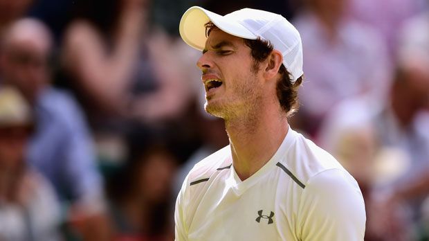 
                <strong>Andy Murray</strong><br>
                Eine ganz besondere Überraschung ereilte Andy Murray auf seiner Turnierreise, als ein Zimmermädchen trotz des "Bitte nicht stören"-Schilds um 7 Uhr morgens in sein Hotelzimmer kam. Der Schotte wurde schließlich von den Streicheleinheiten der jungen Frau geweckt, die bereits auf seinem Bett Platz genommen hatte. Wenig später begegnete der zweifache Wimbledon-Sieger ihr auch in Hotels bei den Turnieren in Rotterdam und Barcelona, berichtete Murray am Rande des Turniers in Peking. Der Schotte ist allerdings bei Weitem nicht das einzige Stalking-Opfer im Tennis ...
              