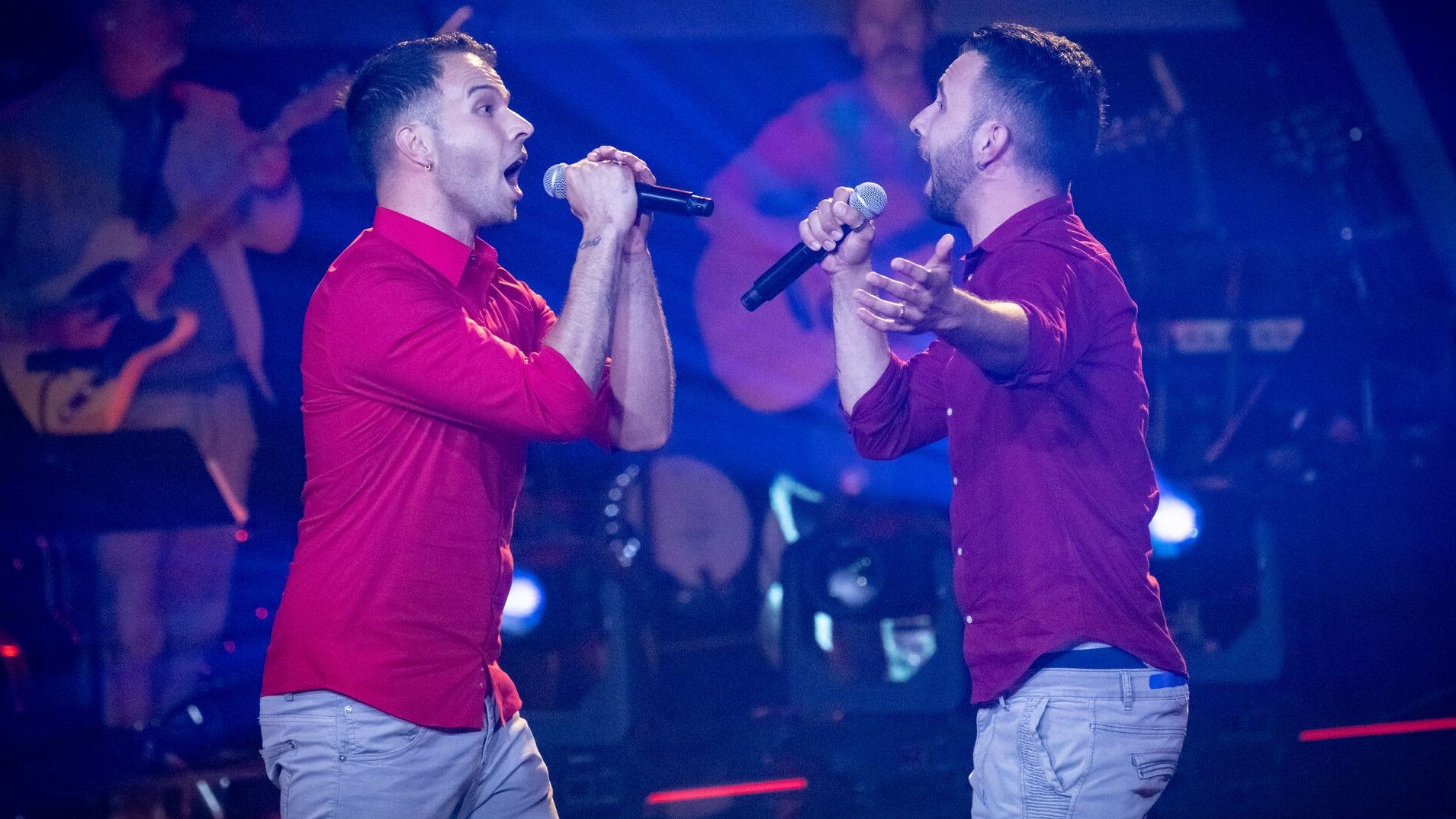 Michele (31) und Pasquale Tibello (31) aus Bergheim singen "Rule The World" von Take That - "Wir sind Zwillinge und werden sehr oft verwechselt – sogar von unseren Töchter, als sie noch klein waren."