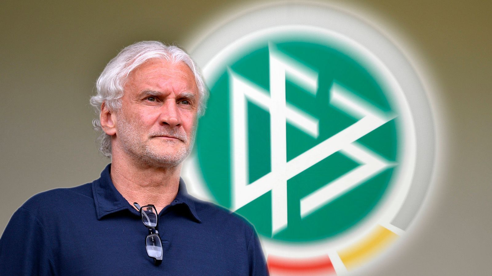 
                <strong>Rudi Völler</strong><br>
                Wer es tatsächlich machen könnte, ist ein alter Bekannter: Rudi Völler ist der aktuell heißeste Kandidat auf die Bierhoff-Nachfolge. Angeblich liegt es nur an ihm selbst, er hat sich laut "kicker" eine Bedenkzeit erbeten. "Zu Rudi Völler kann ich nur sagen, ich schätze ihn wirklich außerordentlich und er ist ein echter Typ, wir verstehen uns gut. Rudi Völler ist selber Teil der Taskforce, er kennt den Prozess und weiß, wie wir uns verabredet haben", sagte DFB-Präsident Bernd Neuendorf. 2002 fungierte Völler als Bundestrainer schon einmal als "Retter der Nation", als er die Nationalmannschaft damals ins WM-Finale führte. 
              