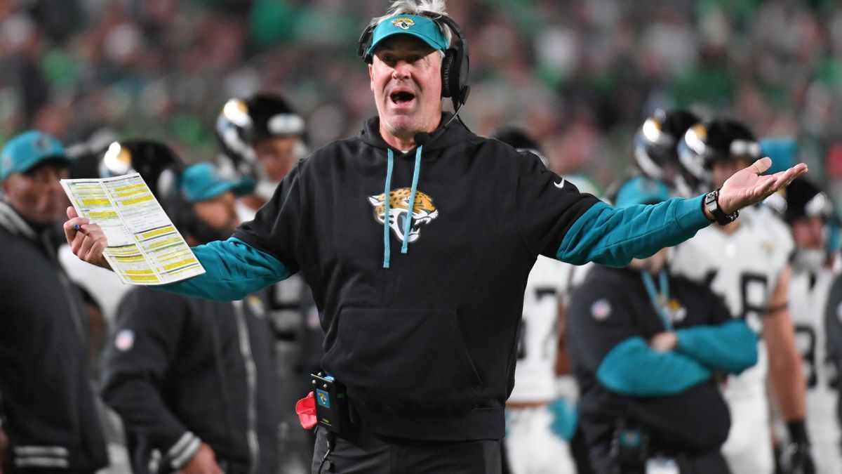 NFL, American Football Herren, USA Jacksonville Jaguars at Philadelphia Eagles Nov 3, 2024; Philadelphia, Pennsylvania, USA; Jacksonville Jaguars head c coach Doug Pederson argues a call during the...