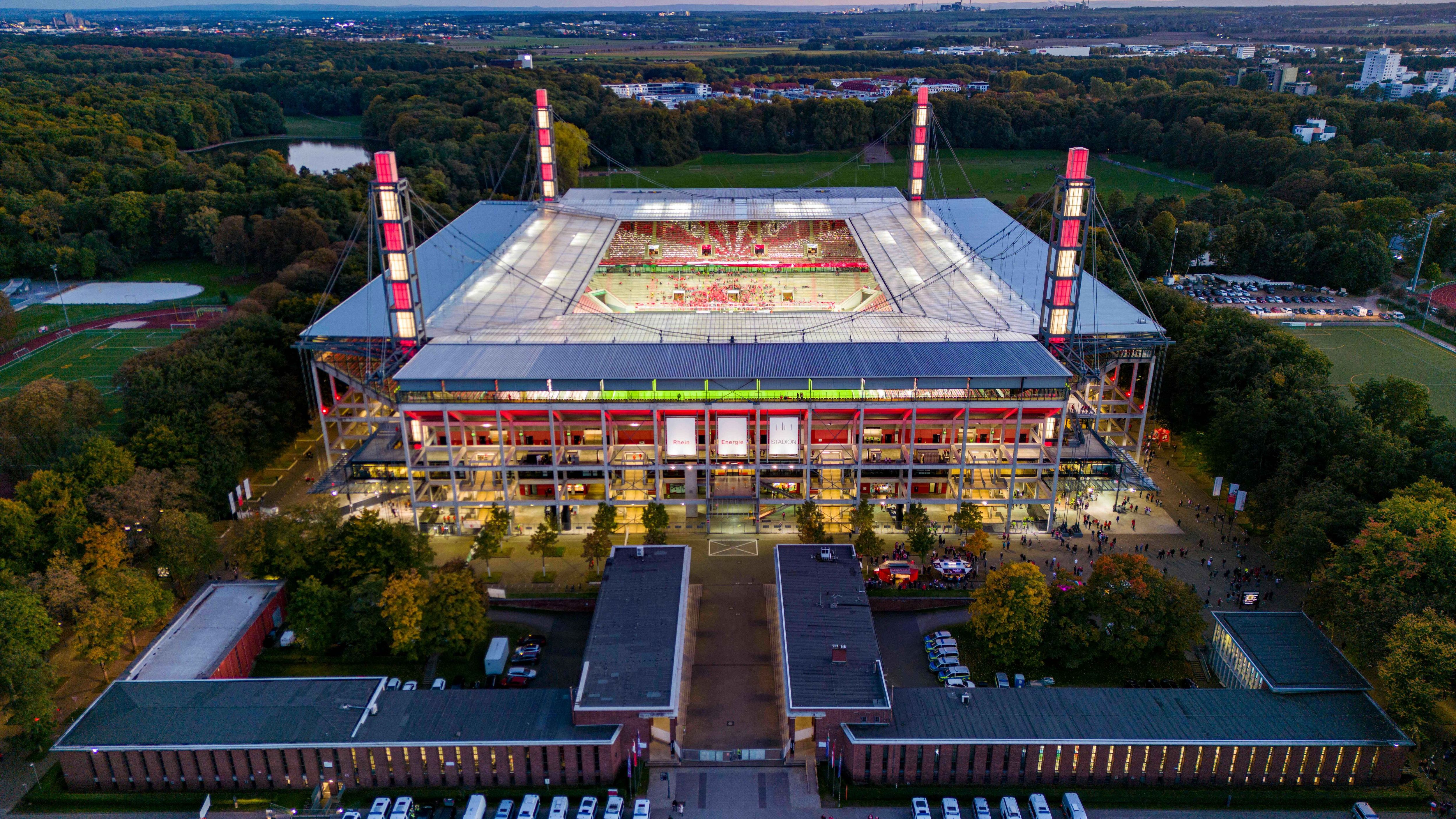 <strong>Rheinenergiestadion in Köln</strong><br>Wenige Kilometer entfernt wurde ebenfalls schon American Football gespielt. Die Cologne Centurions waren während ihrer Zeit in der NFL Europe im heutigen Rhein-Energie-Stadion beheimatet. Die Heimspielstätte des 1. FC Köln umfasst rund 50.000 Plätze. Wie in allen anderen Stadien dieser Liste werden hier auch 2024 Spiele der Fußball-Europameisterschaft stattfinden.