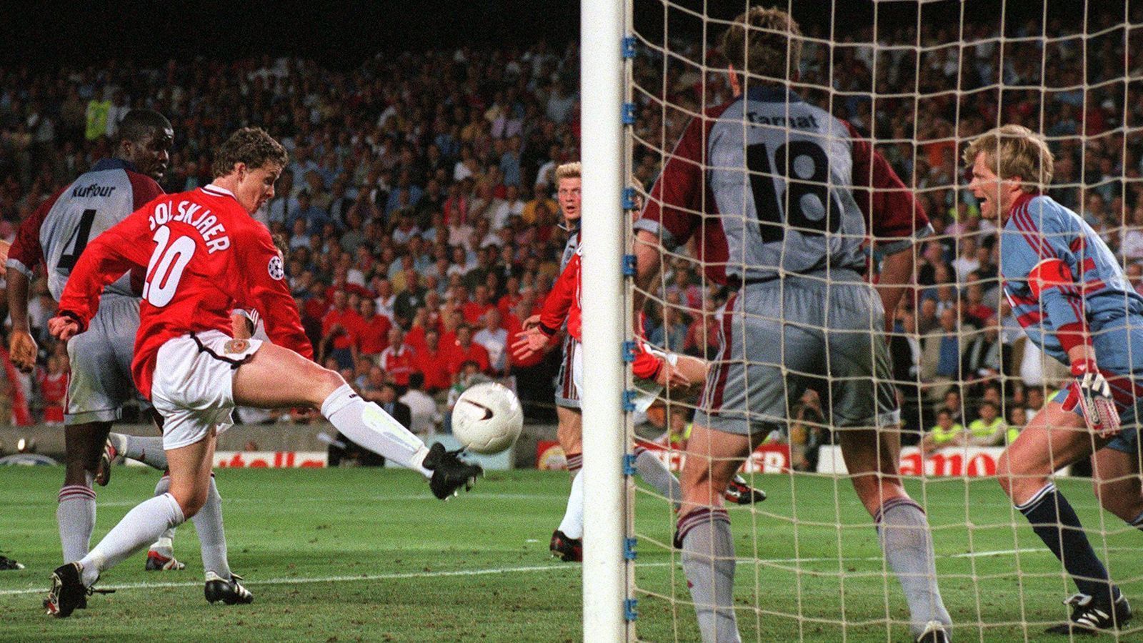 
                <strong>Ole-Gunnar Solskjaer (Manchester United)</strong><br>
                Die Mutter aller Last-Minute-Treffer ist wohl nach wie vor jenes von Ole-Gunnar Solskjaer (Mi.) im Champions-League-Finale 1999 in Barcelona für Manchester United gegen die Bayern. Der Norweger, der die "Red Devils" heute sogar selbst coacht, sorgte in der dritten Minute der Nachspielzeit für den entscheidenden Treffer zum 2:1-Sieg der Engländer und bestätigte damit seinen damaligen Trainer Sir Alex Ferguson. Dieser brachte nämlich im Laufe der zweiten Halbzeit zunächst Teddy Sheringham und dann auch noch "Baby Face" Solskjaer. Sheringham erzielte in der ersten Minute der Nachspielzeit den Treffer zum zwischenzeitlichen 1:1, dann stürzte Solskjaer die Münchner kurz später mit seinem Tor ins Tal der Tränen. 
              