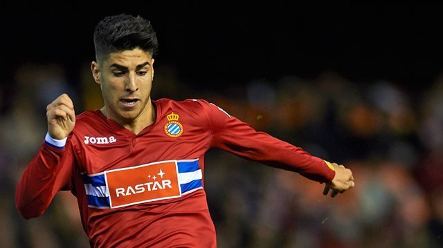 
                <strong>Marco Asensio</strong><br>
                Der neue Torjäger kommt nicht aus der Real Madrid Castilla, ausgebildet wird Asensio bei seinem Heimatklub RCD Mallorca. Dort durchläuft er diverse Jugendmannschaften, bis er sich 2014 ins Profi-Team hocharbeitet. Mit Mallorca macht das Offensiv-Talent in der Zweiten Liga auf sich aufmerksam, so dass ihn Real im Sommer 2015 verpflichtet. Für Asensio geht es auf Leihbasis jedoch direkt weiter zu Espanyol Barcelona, um Erfahrung zu sammeln. Der Deal zahlt sich aus: 37 Saisoneinsätze, vier Tore und 15 Vorlagen sprechen für den 20-Jährigen.
              